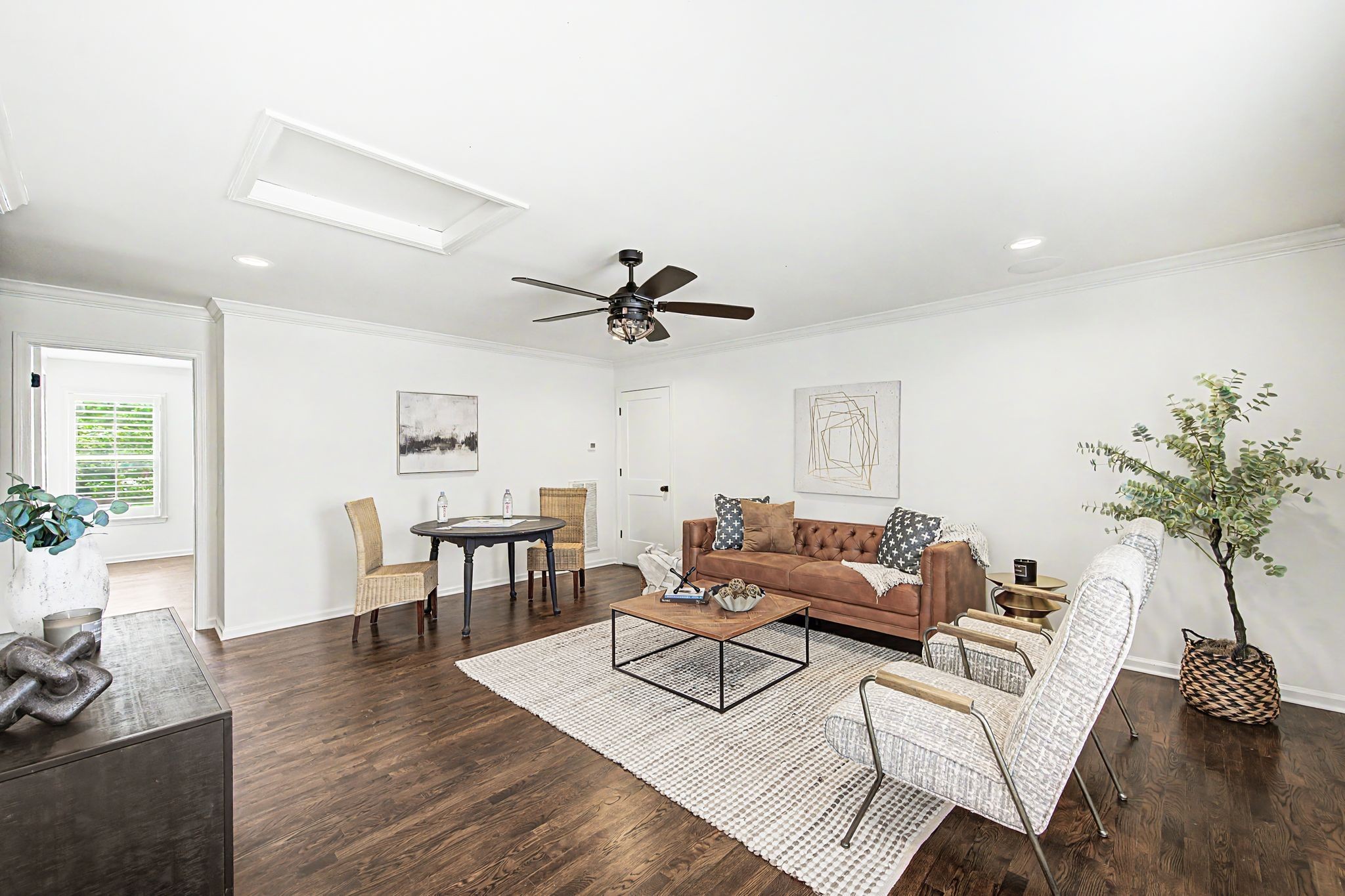 121 Gladstone Ln