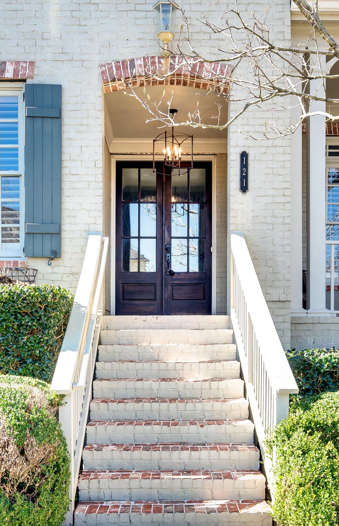121 Gladstone Ln