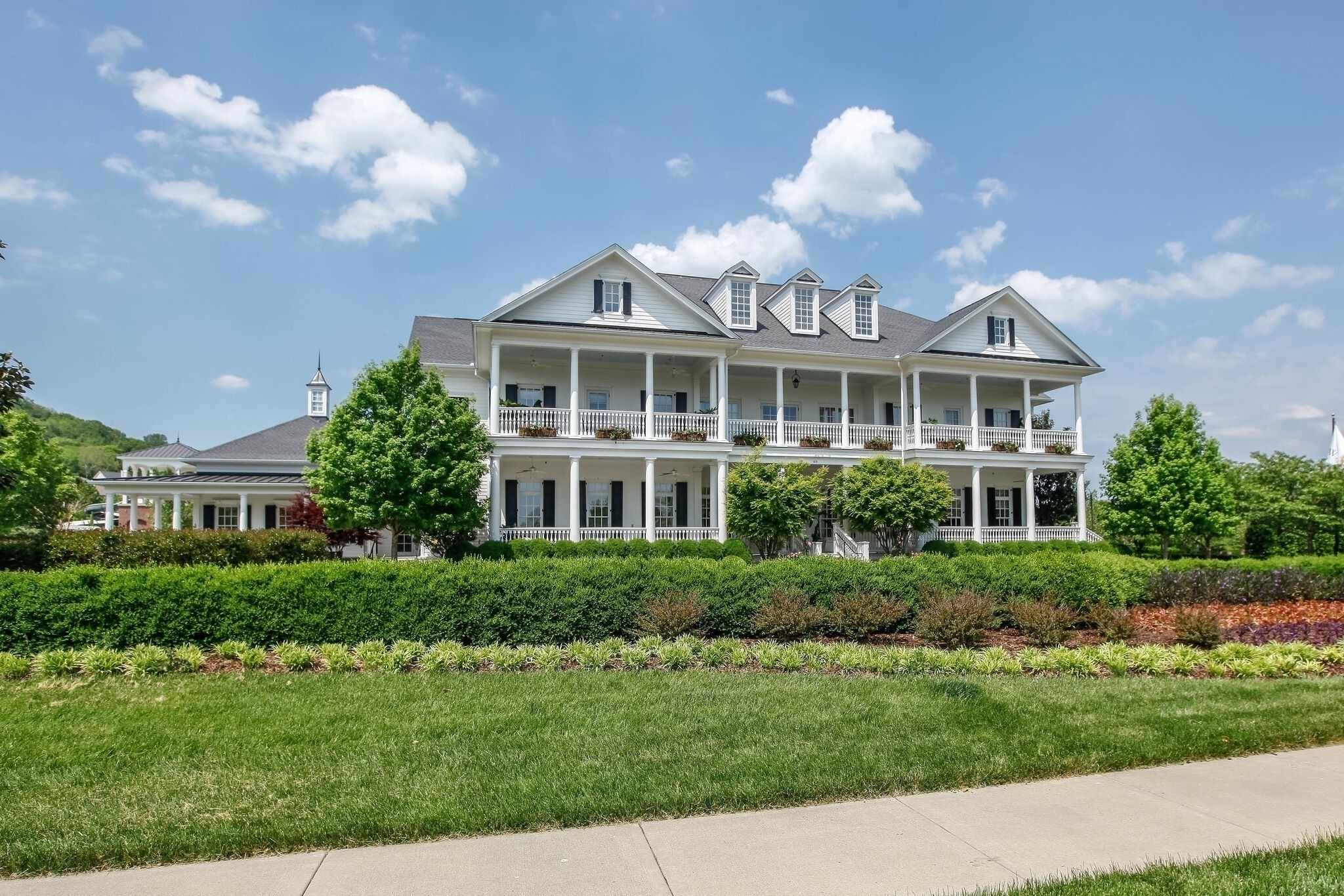 121 Gladstone Ln