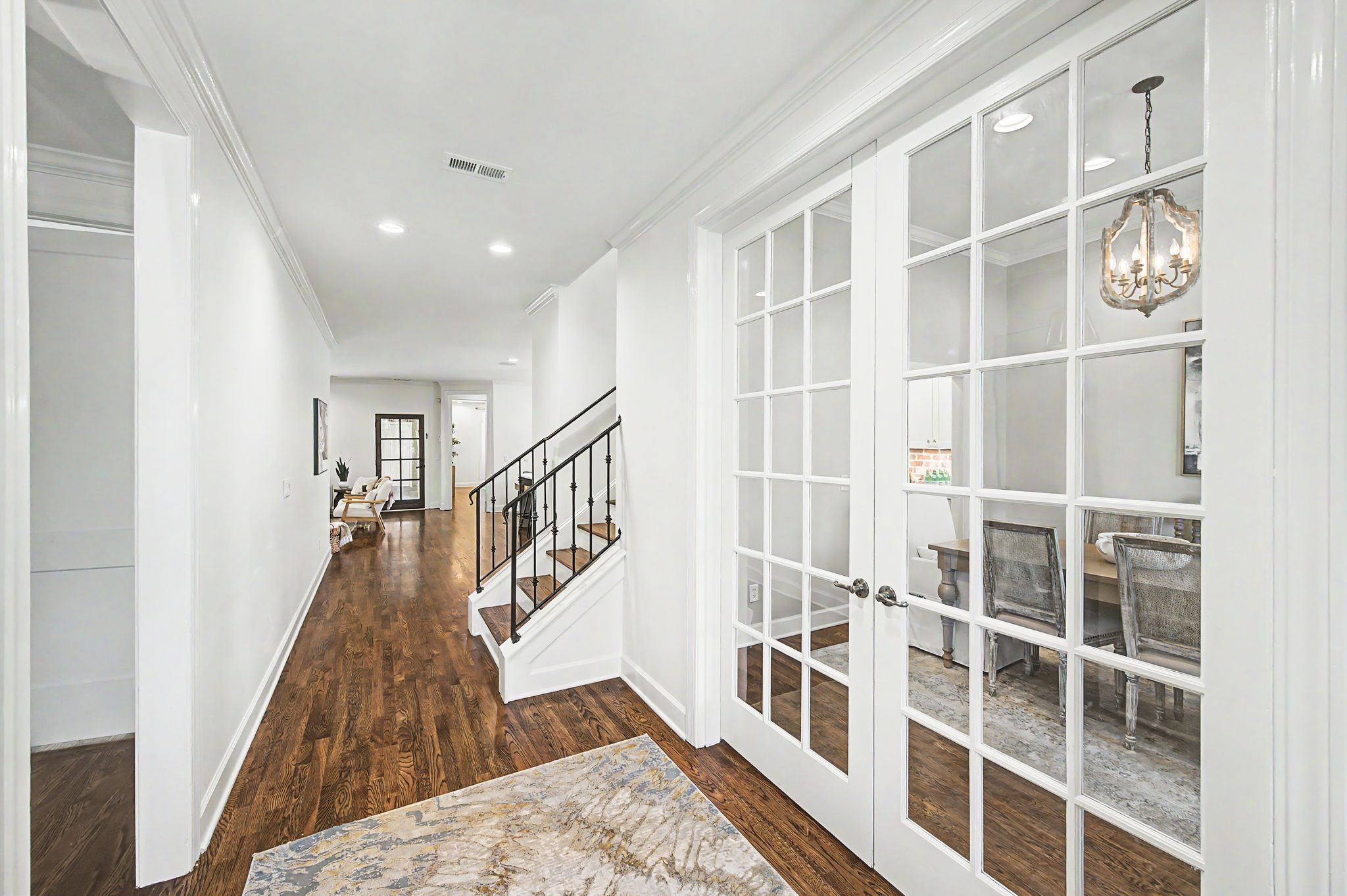 121 Gladstone Ln