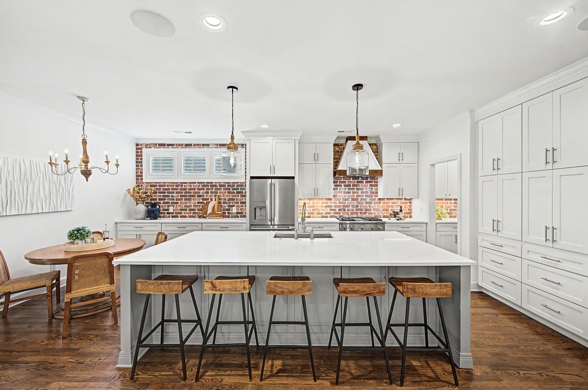 121 Gladstone Ln
