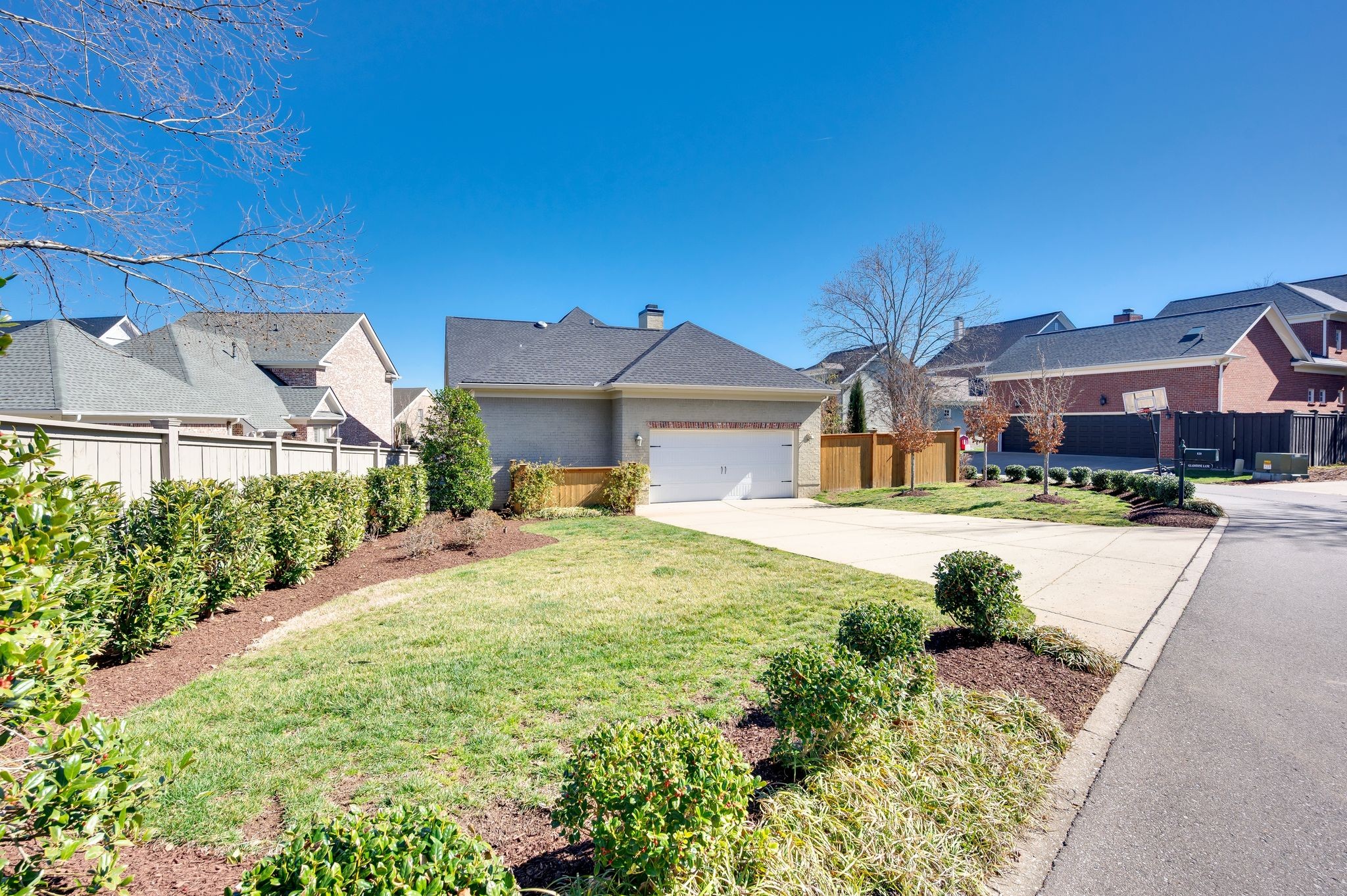 121 Gladstone Ln