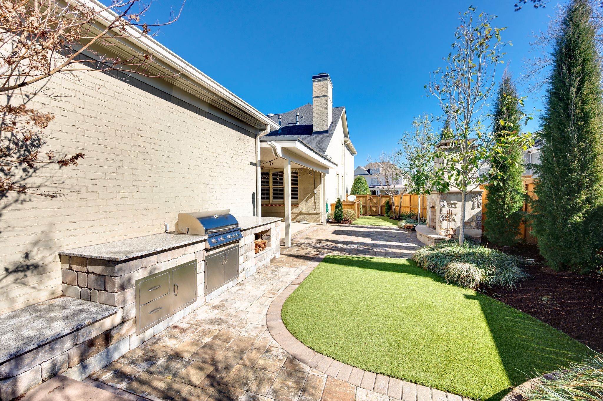 121 Gladstone Ln