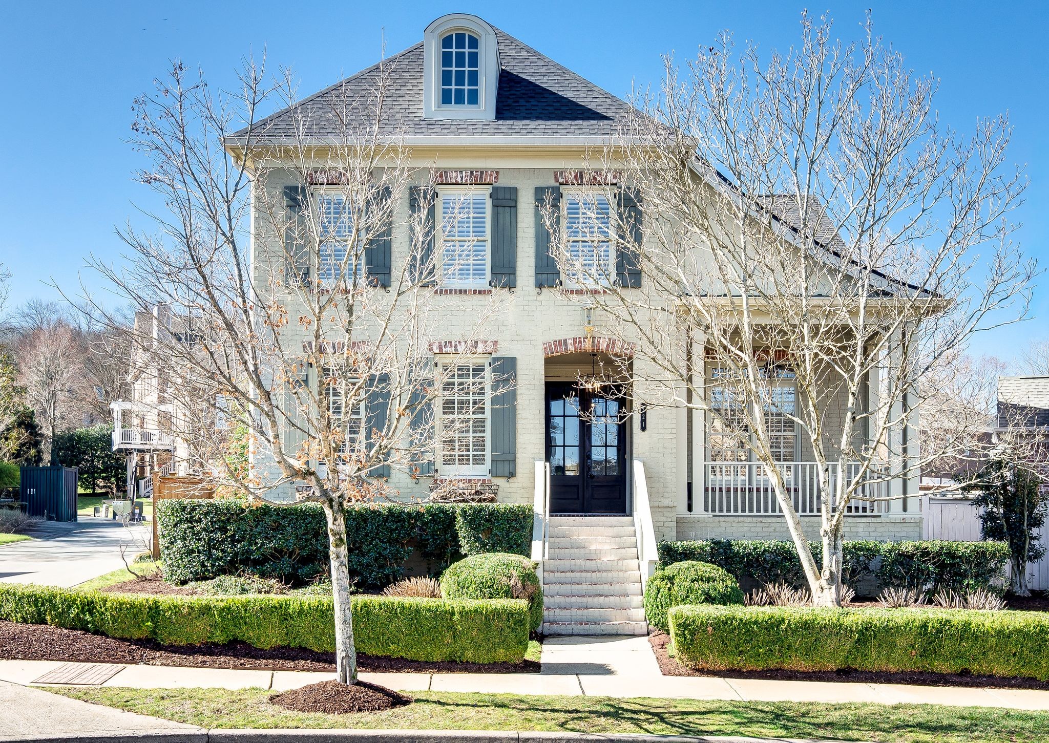 121 Gladstone Ln