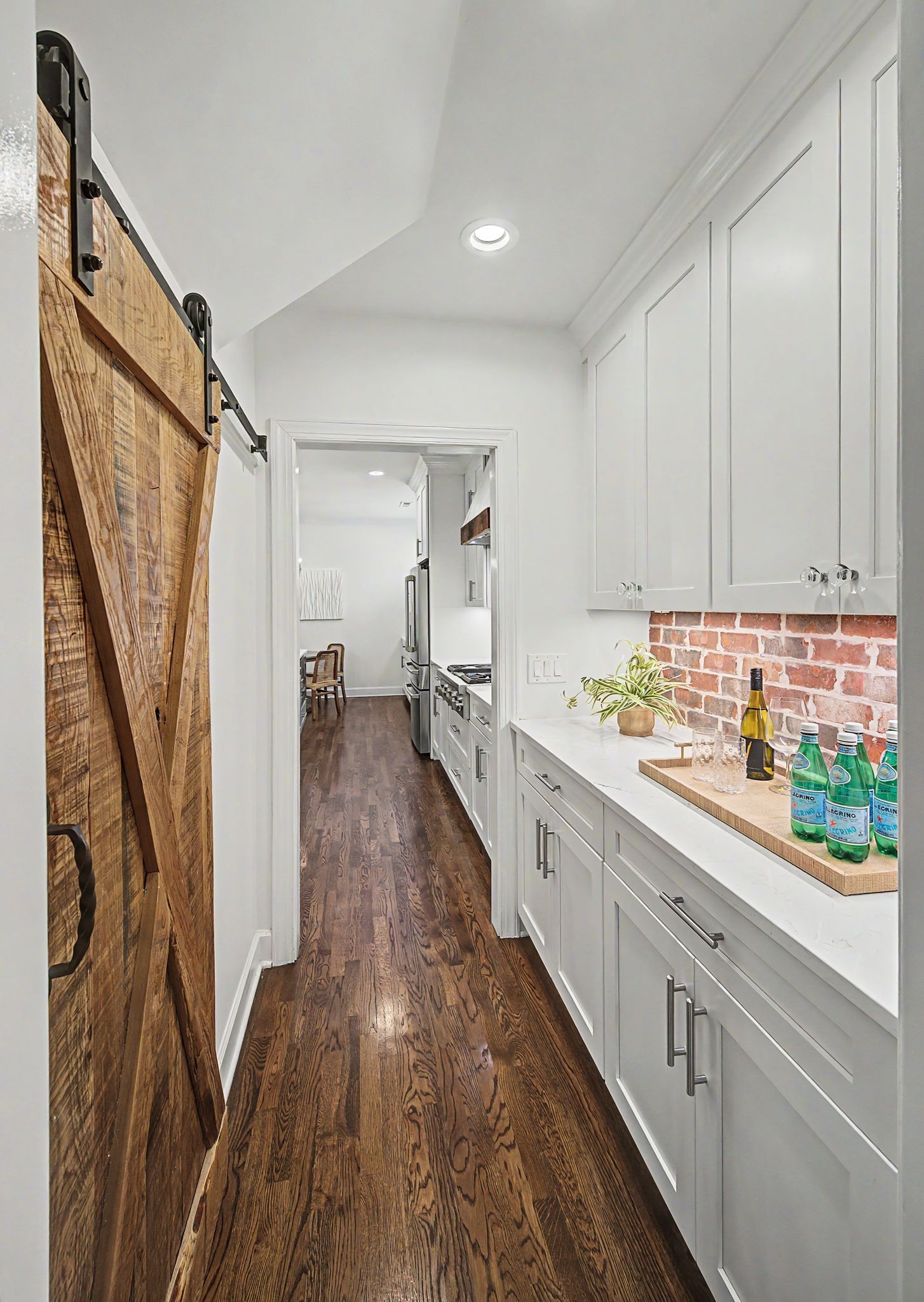 121 Gladstone Ln