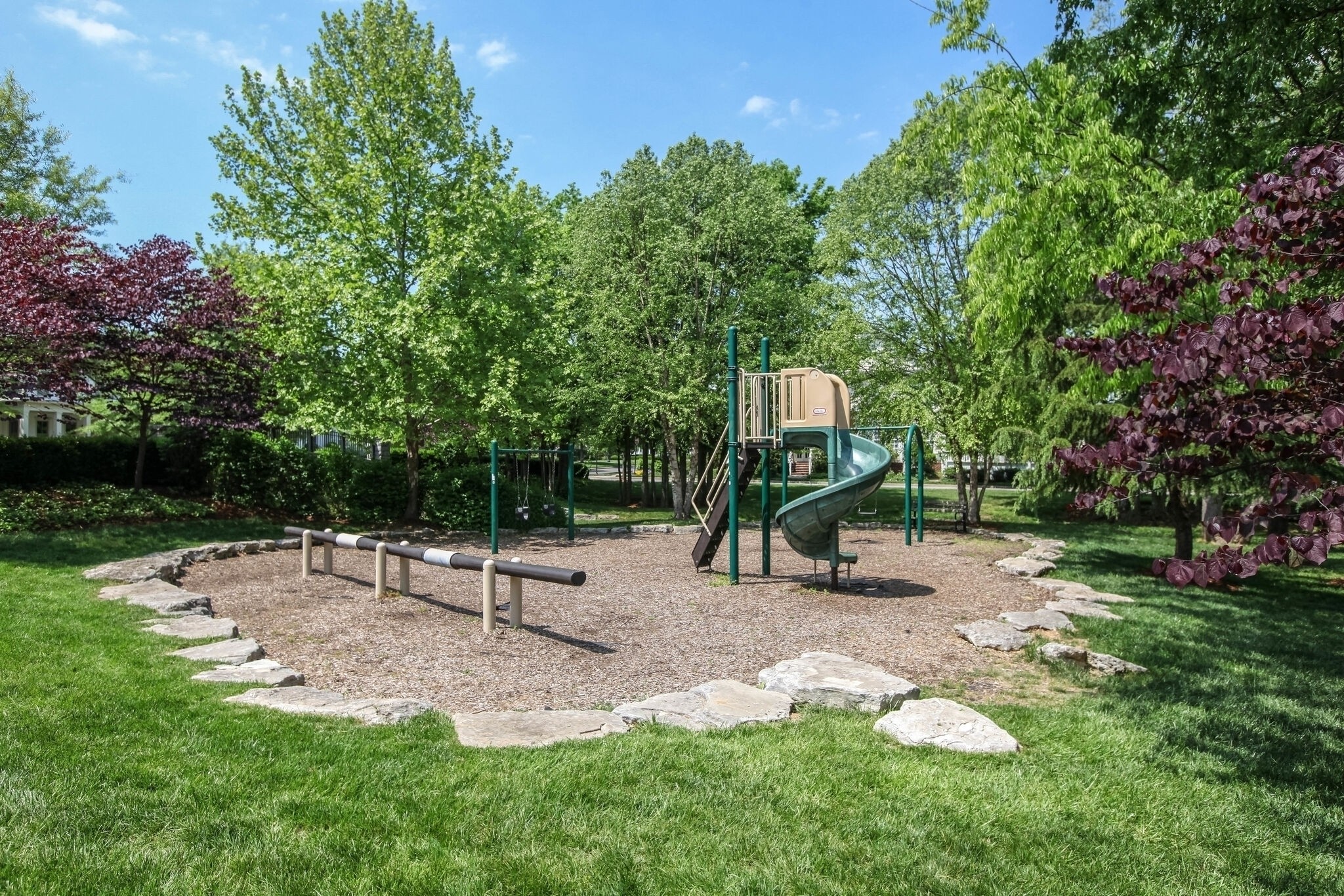 121 Gladstone Ln