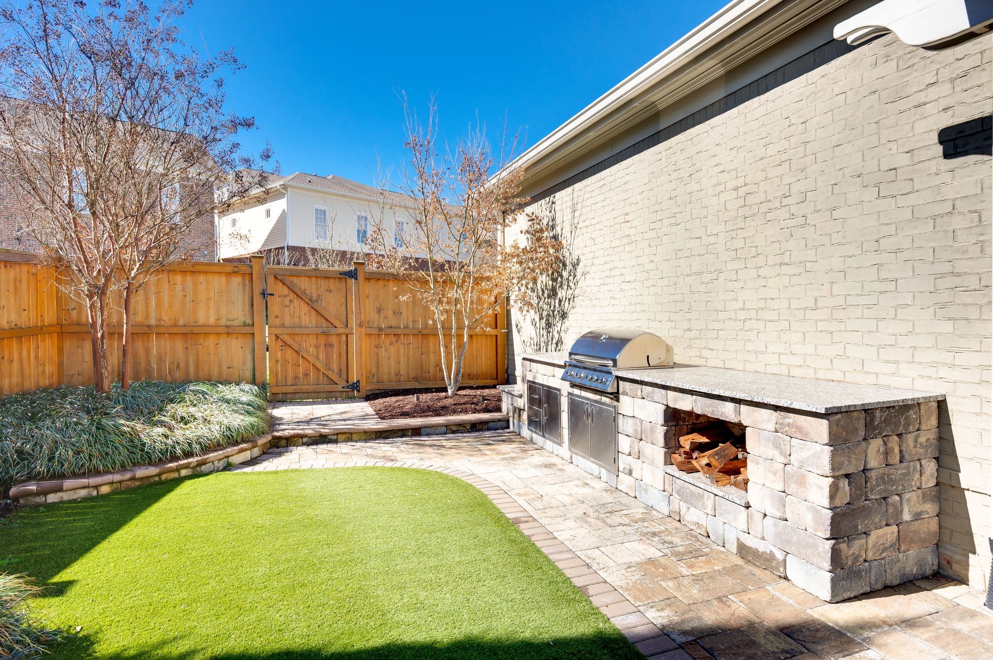 121 Gladstone Ln