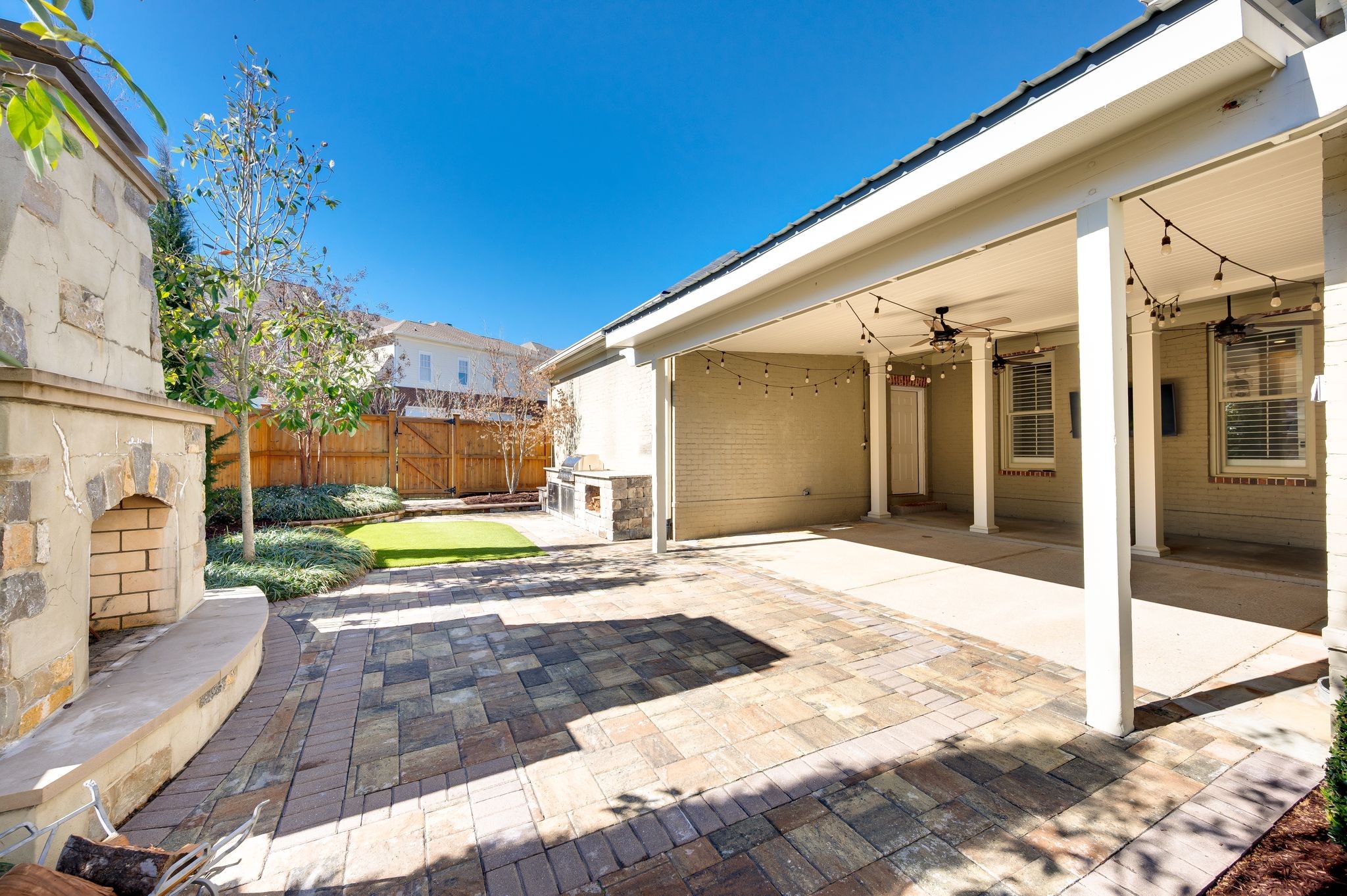 121 Gladstone Ln