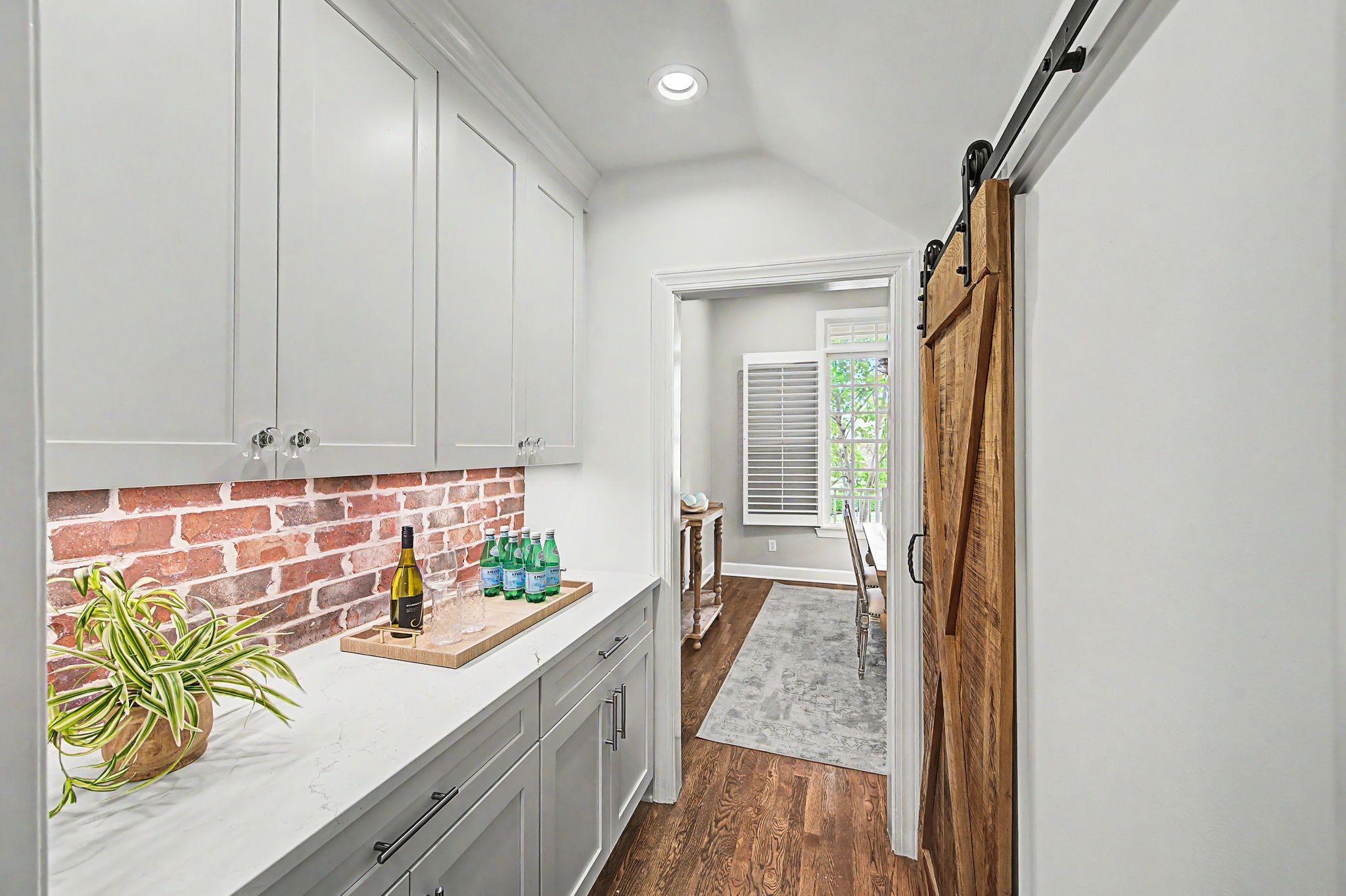 121 Gladstone Ln