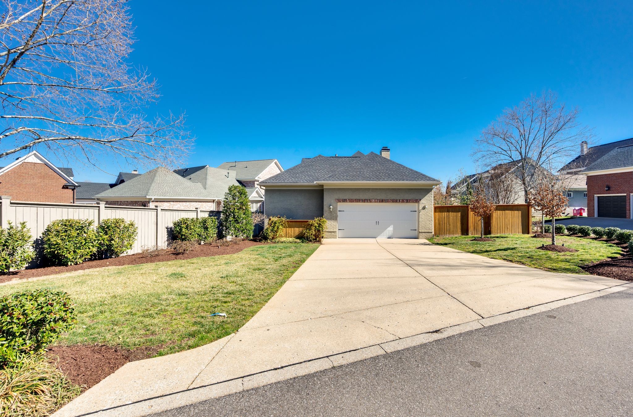 121 Gladstone Ln