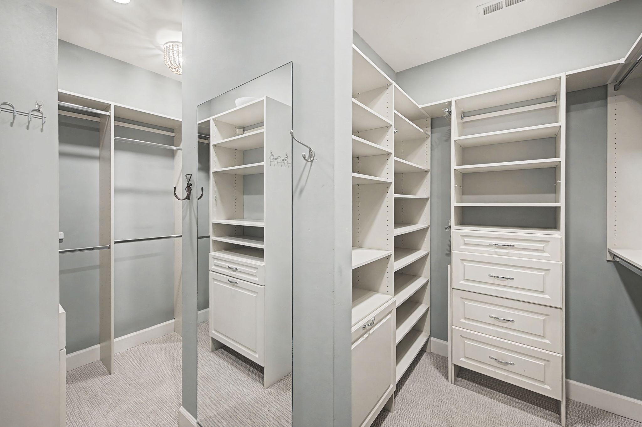121 Gladstone Ln