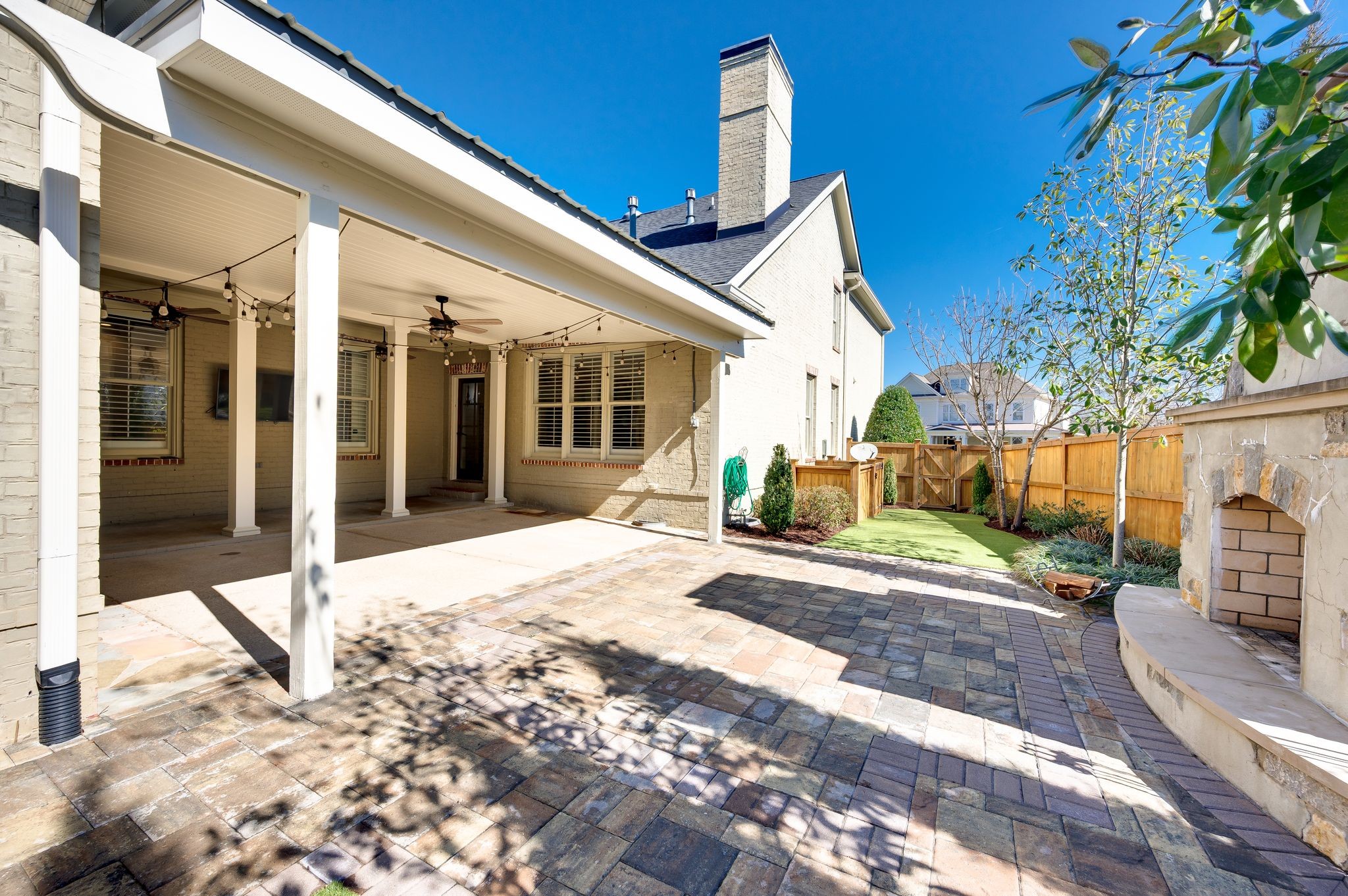 121 Gladstone Ln