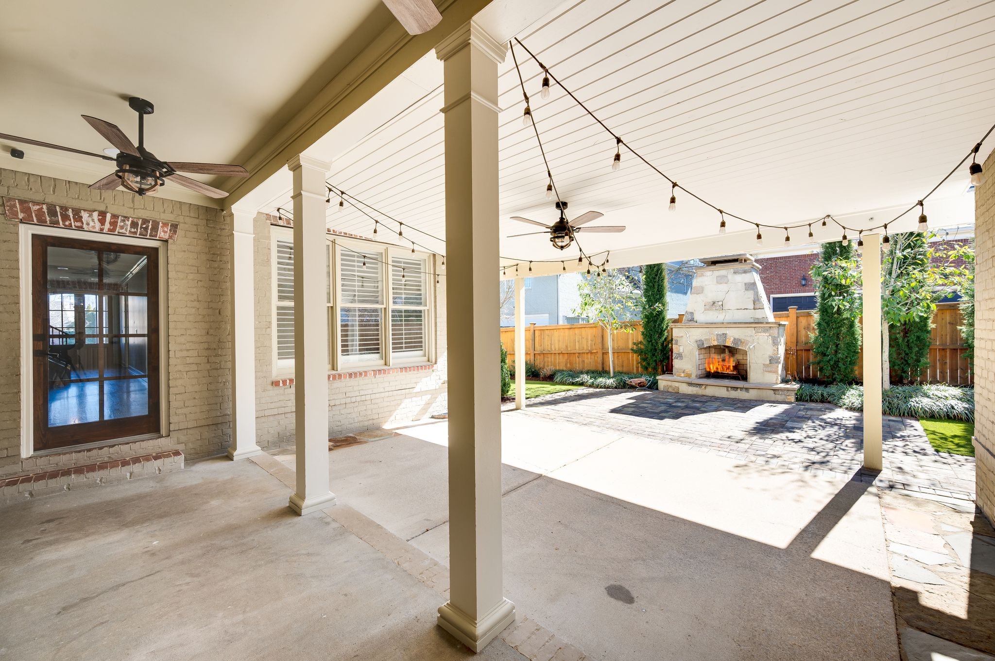 121 Gladstone Ln