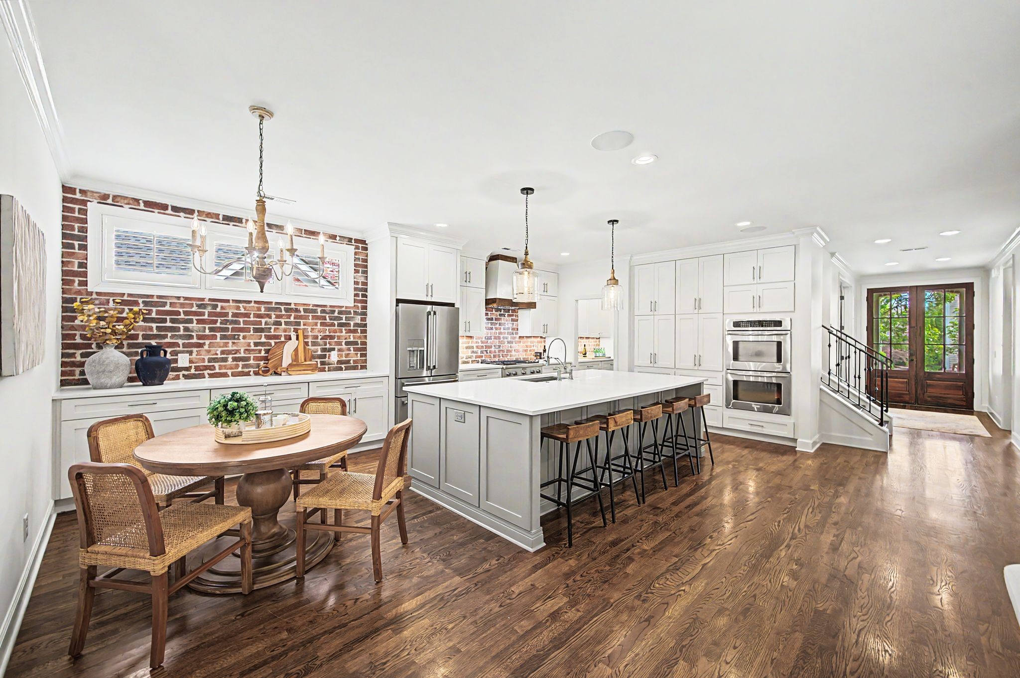121 Gladstone Ln