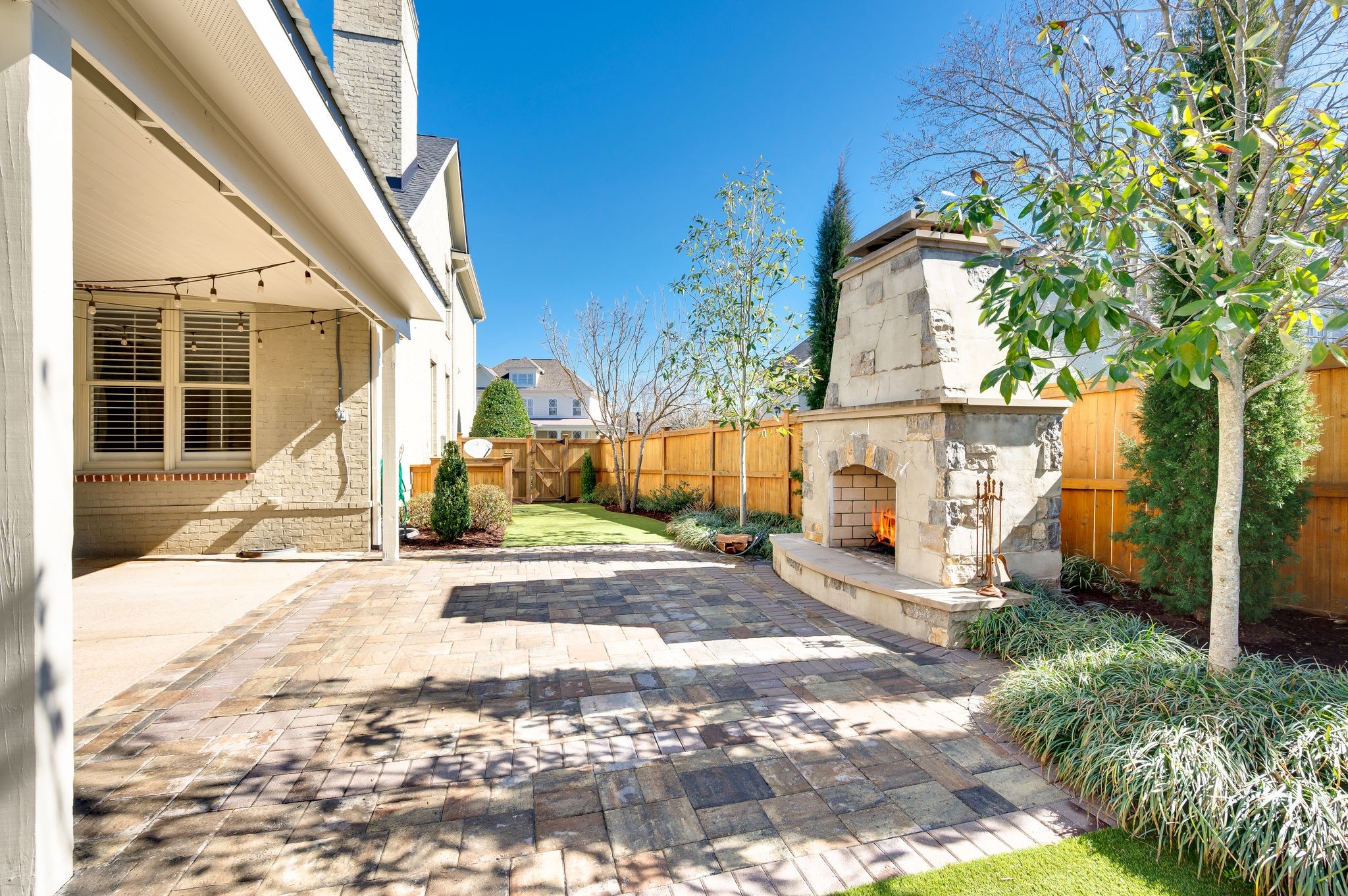 121 Gladstone Ln