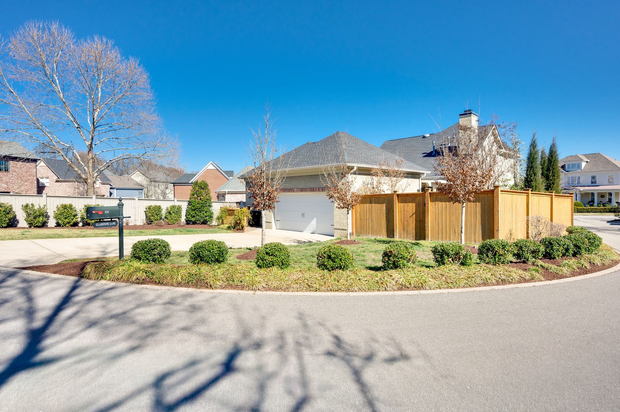 121 Gladstone Ln