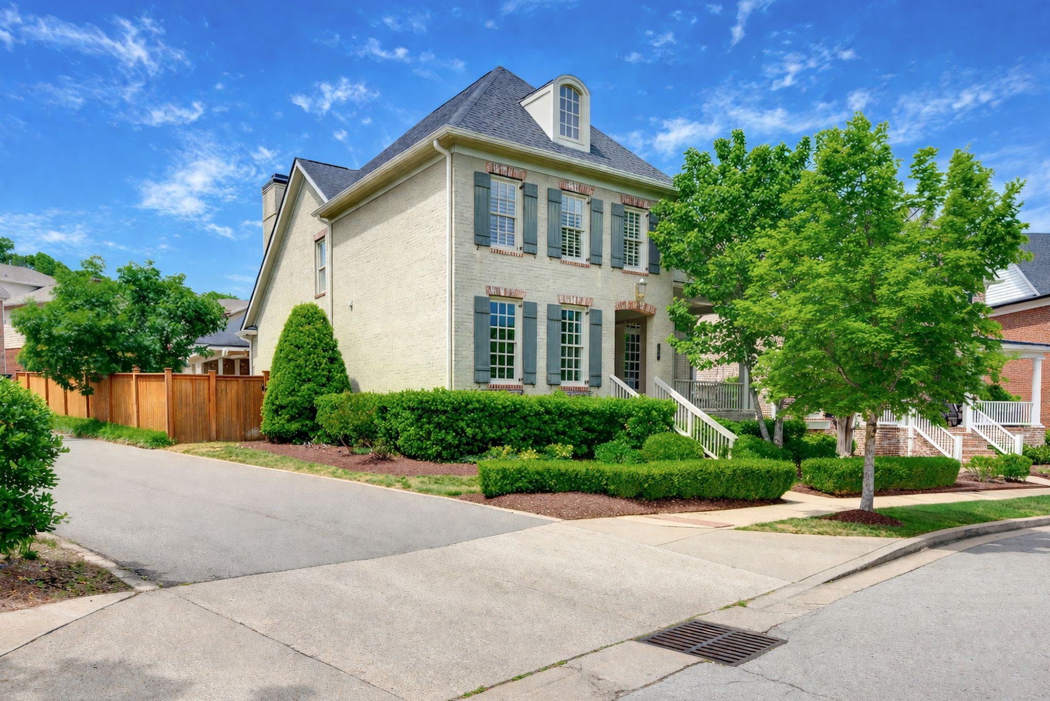 121 Gladstone Ln