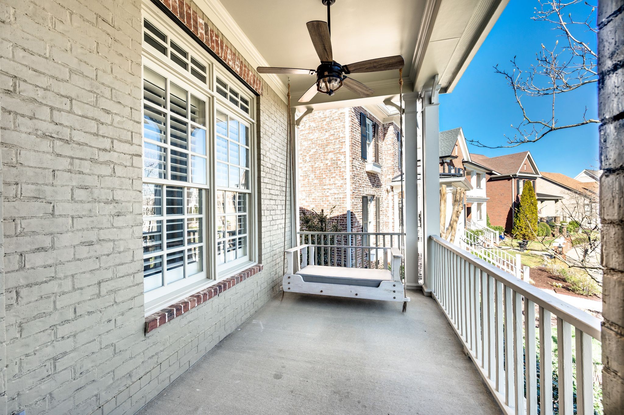 121 Gladstone Ln