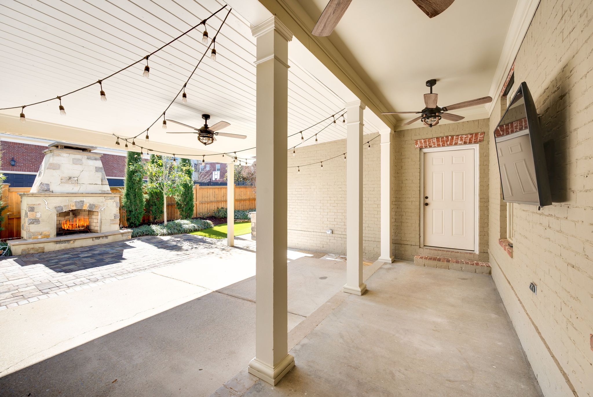 121 Gladstone Ln