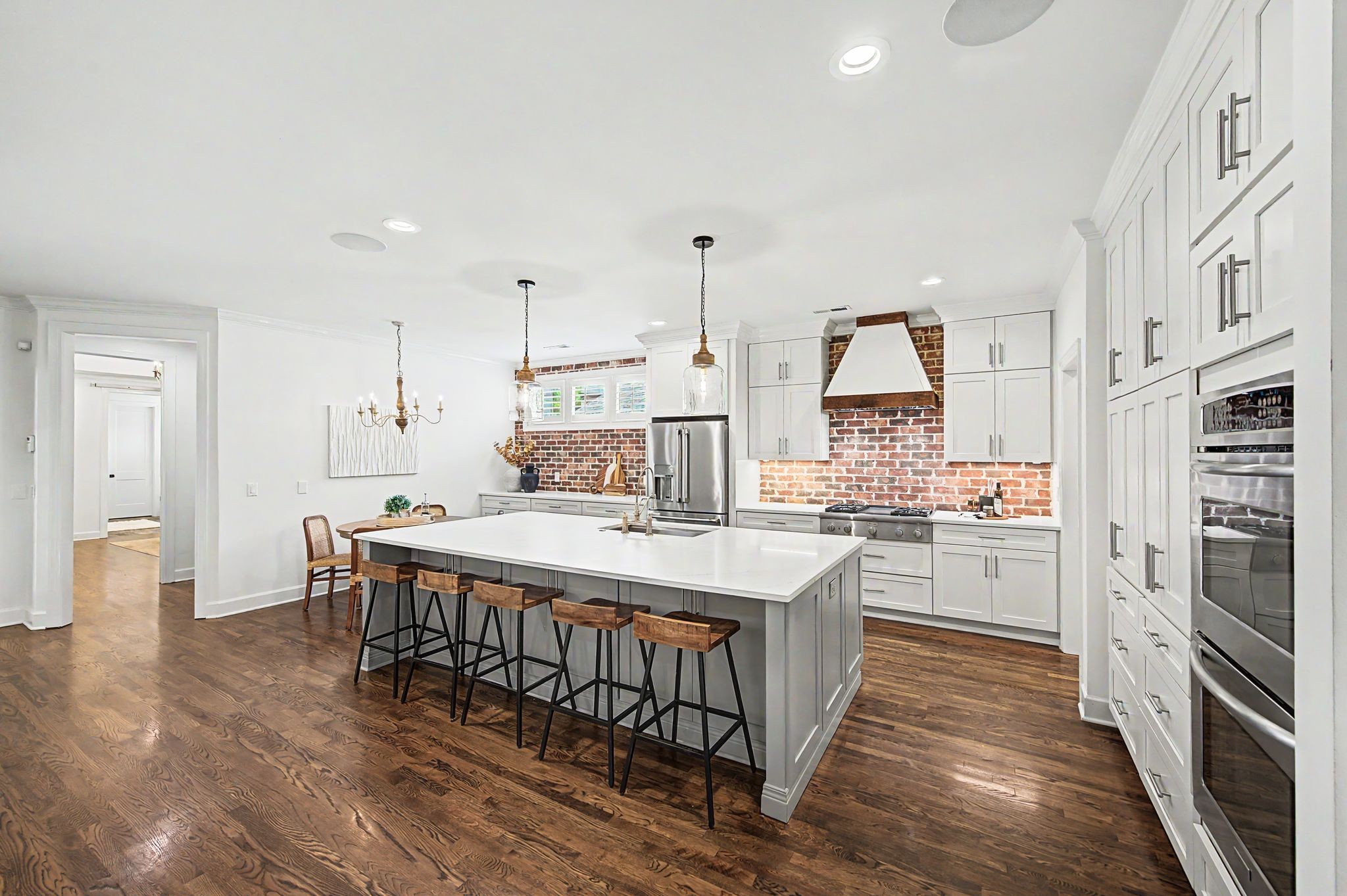 121 Gladstone Ln