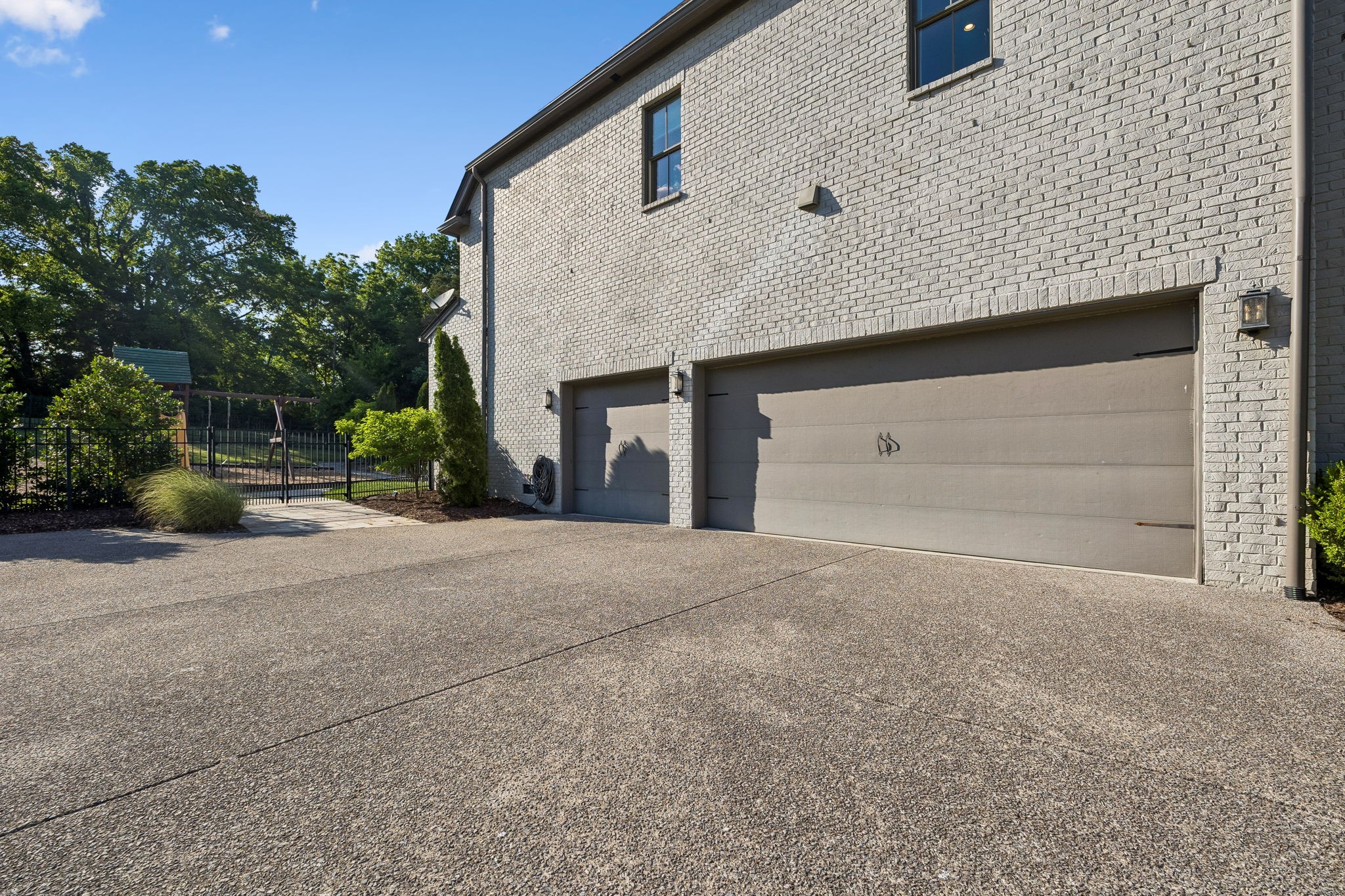 1823 Burland Crescent