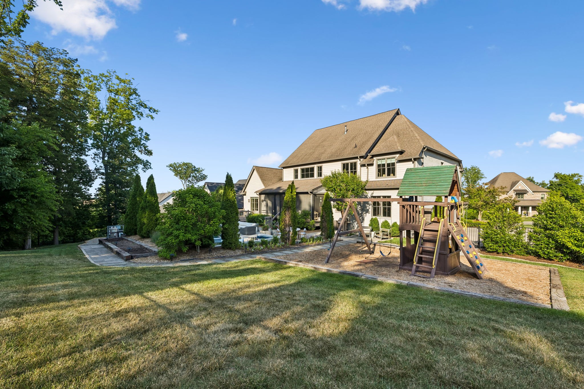 1823 Burland Crescent