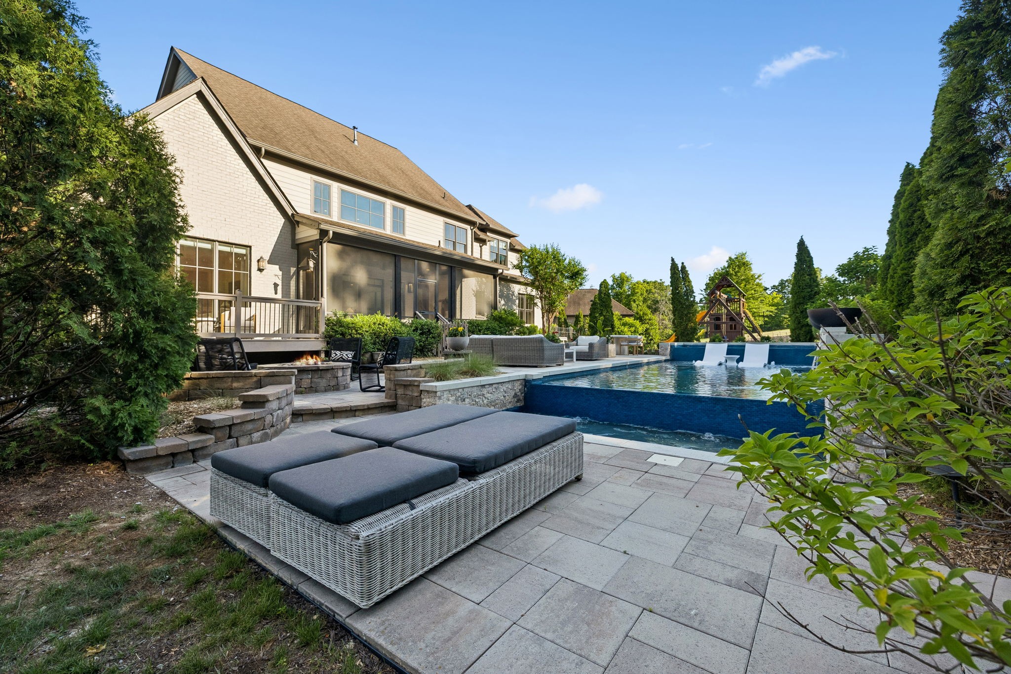 1823 Burland Crescent