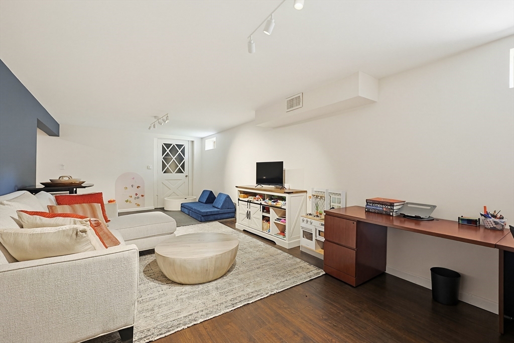 45 Perry St