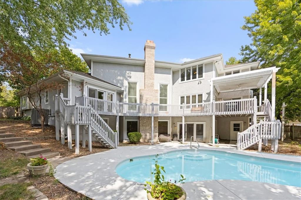 121 W WOODLANDS Drive