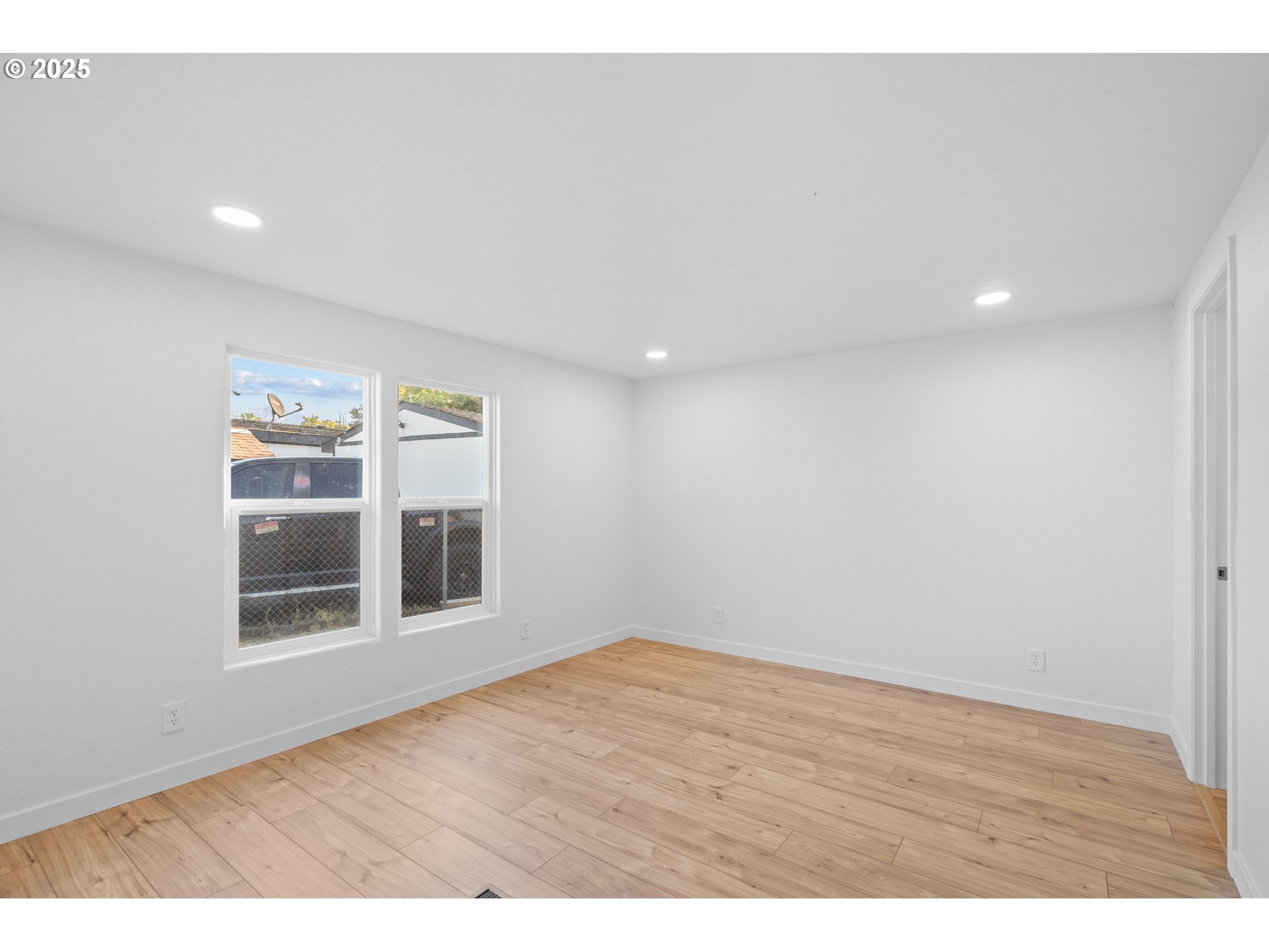 1175 SW SANDY DR
