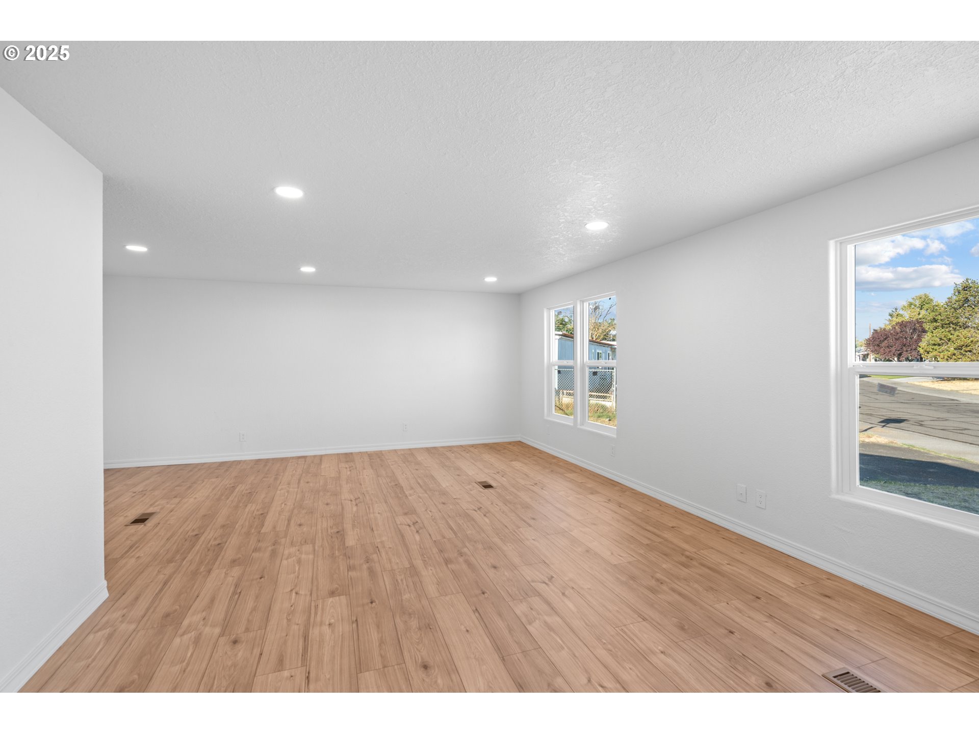 1175 SW SANDY DR