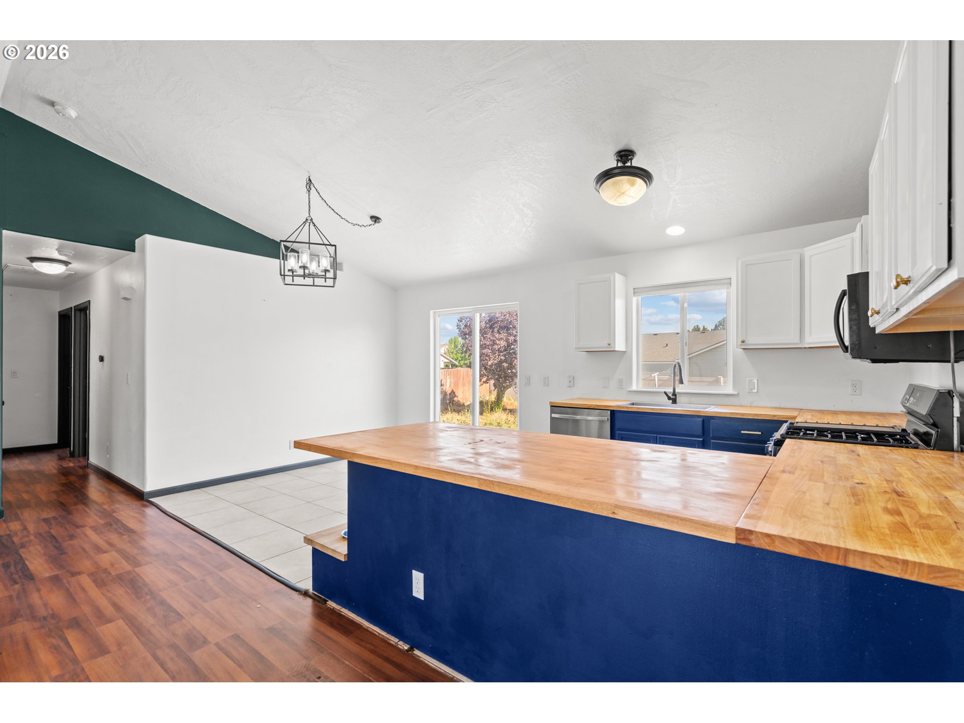 1511 NE GLADYS DR