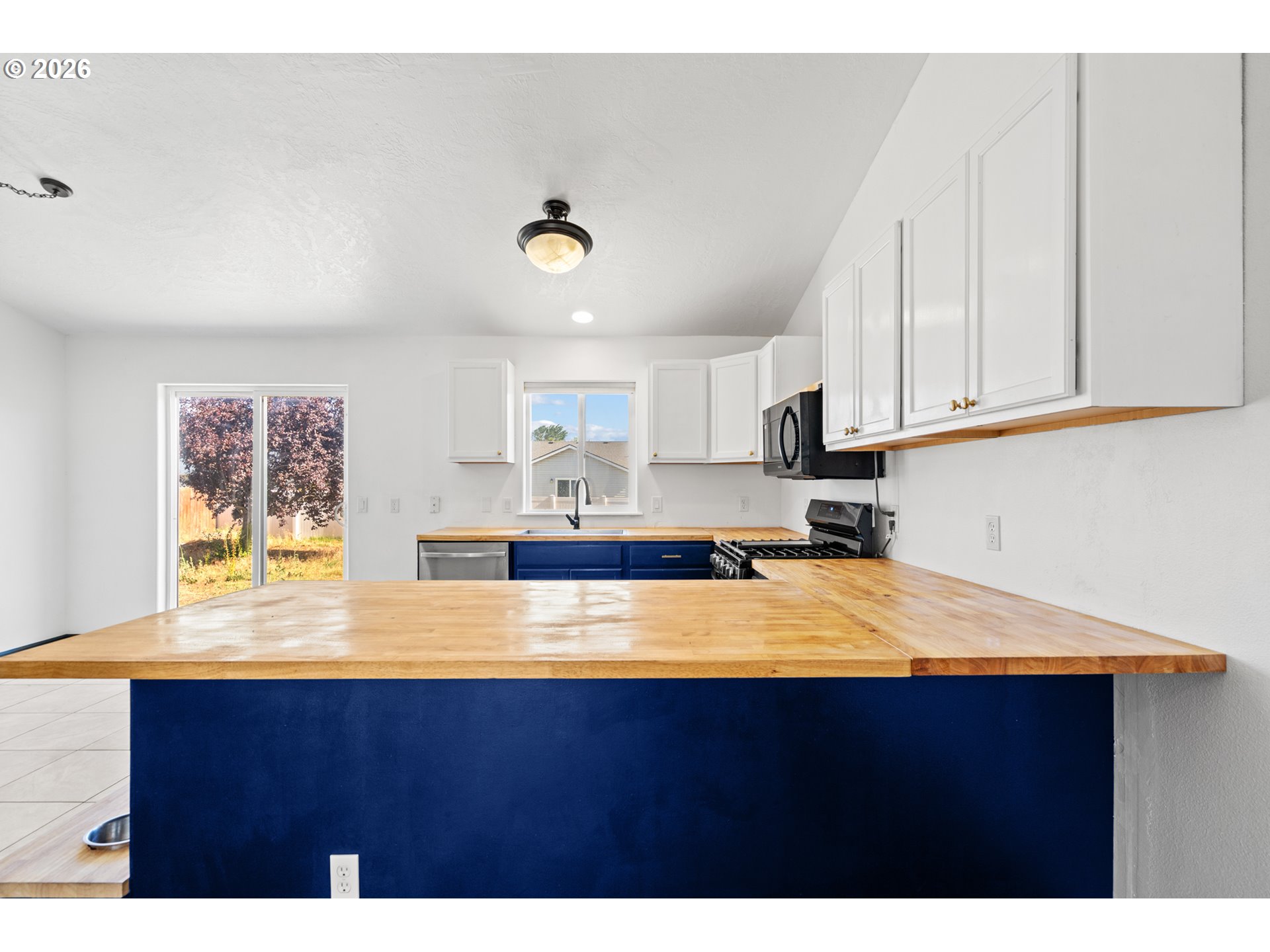 1511 NE GLADYS DR