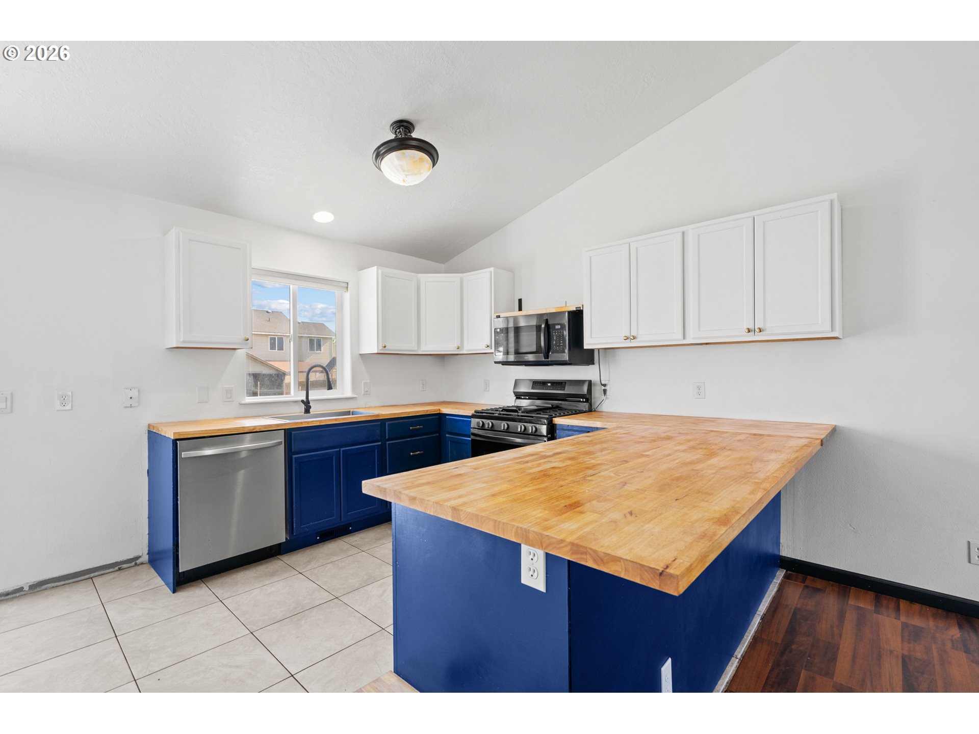1511 NE GLADYS DR