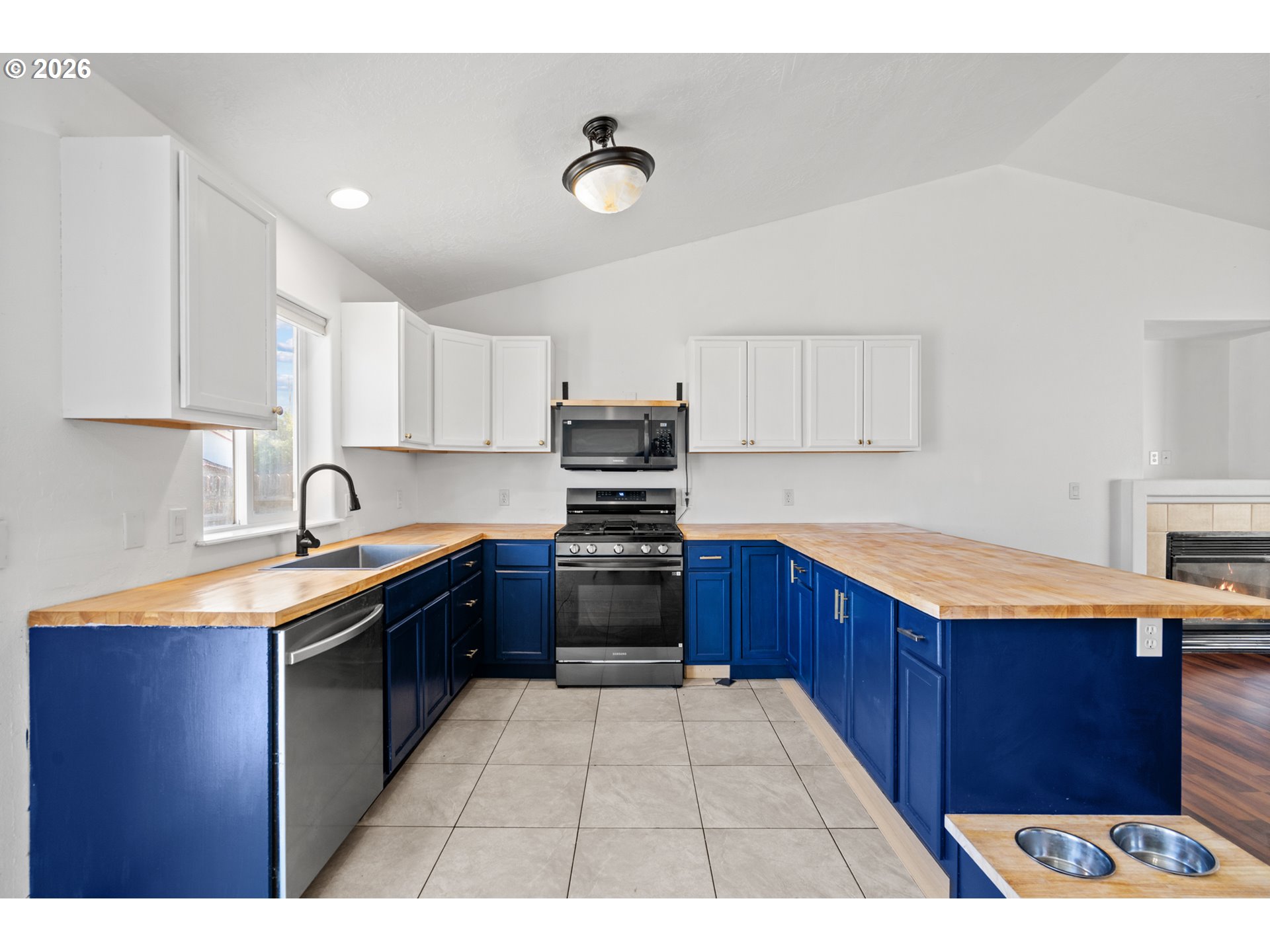 1511 NE GLADYS DR