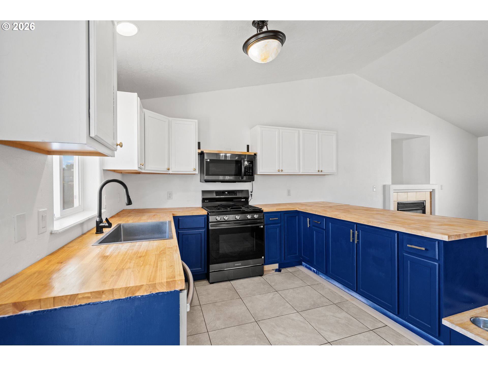 1511 NE GLADYS DR