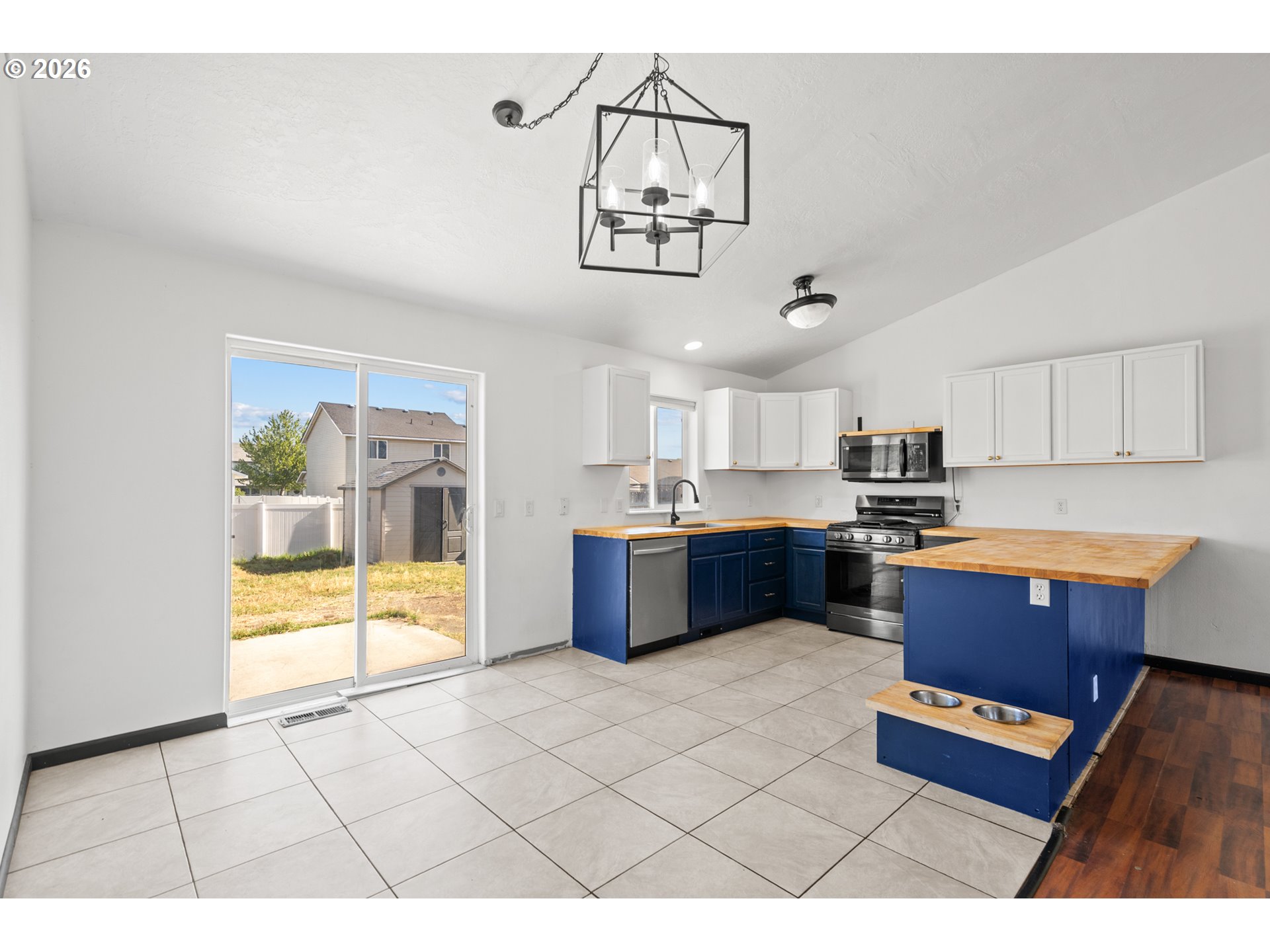 1511 NE GLADYS DR
