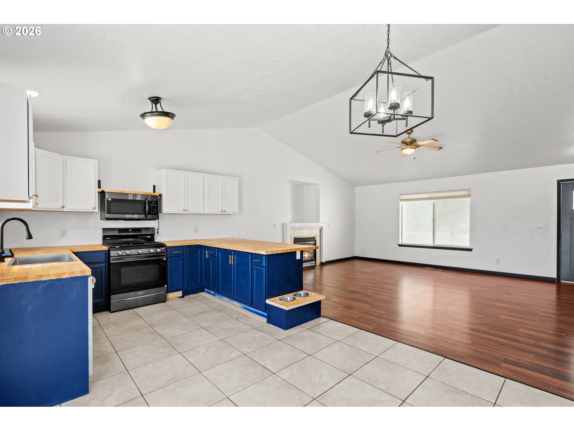 1511 NE GLADYS DR