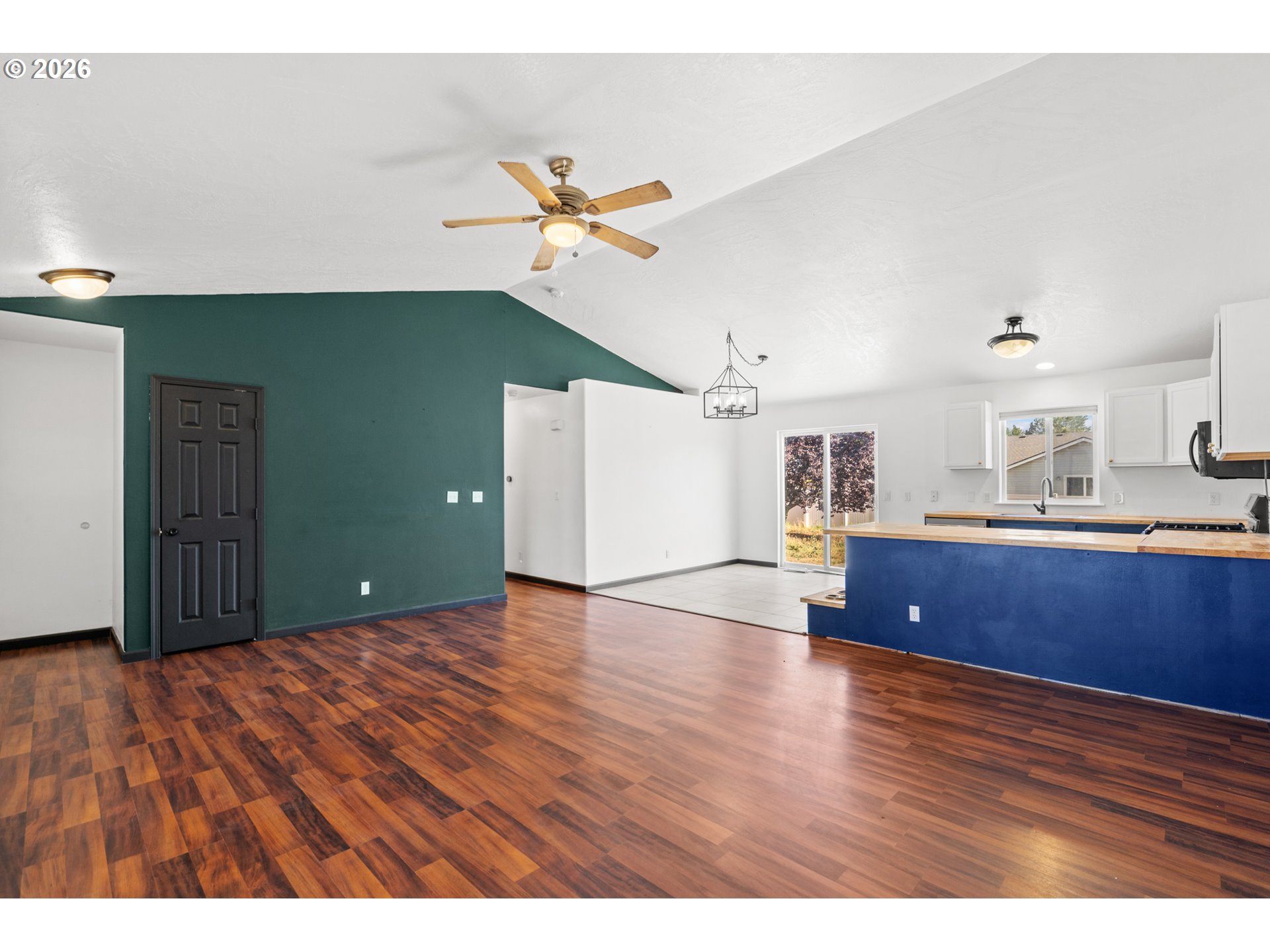 1511 NE GLADYS DR