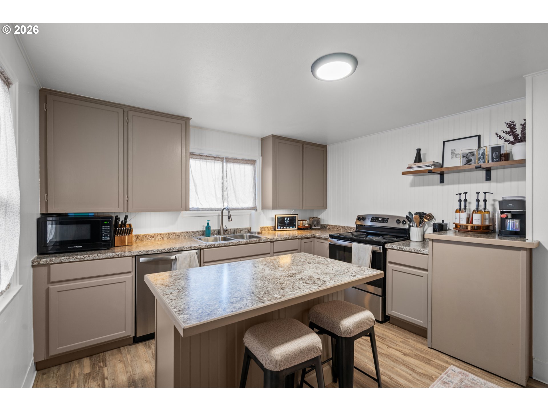 993 W HIGHLAND AVE