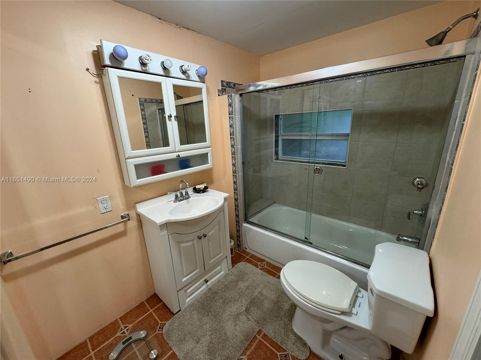 271 NE 154th St Unit: Guest