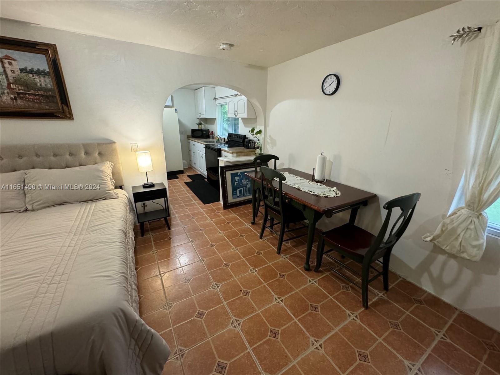 271 NE 154th St Unit: Guest