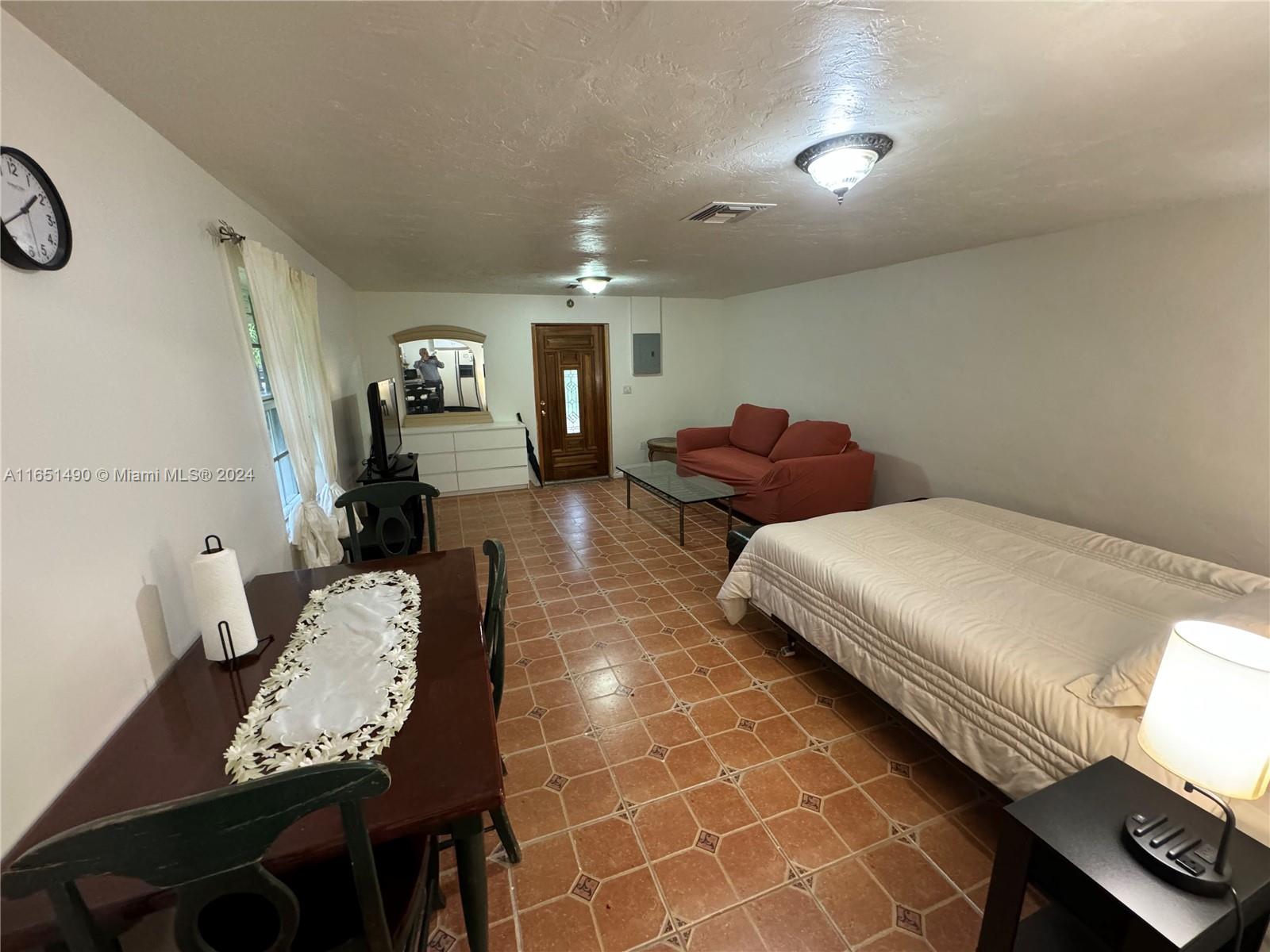 271 NE 154th St Unit: Guest