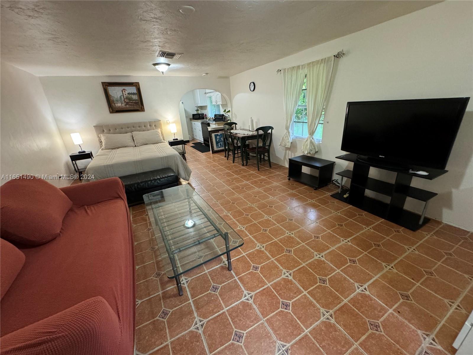 271 NE 154th St Unit: Guest