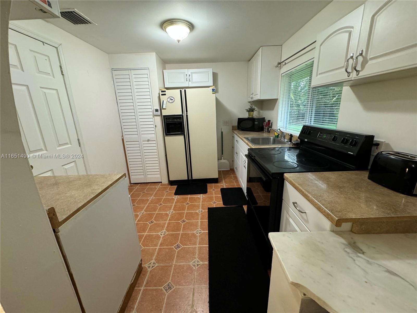 271 NE 154th St Unit: Guest
