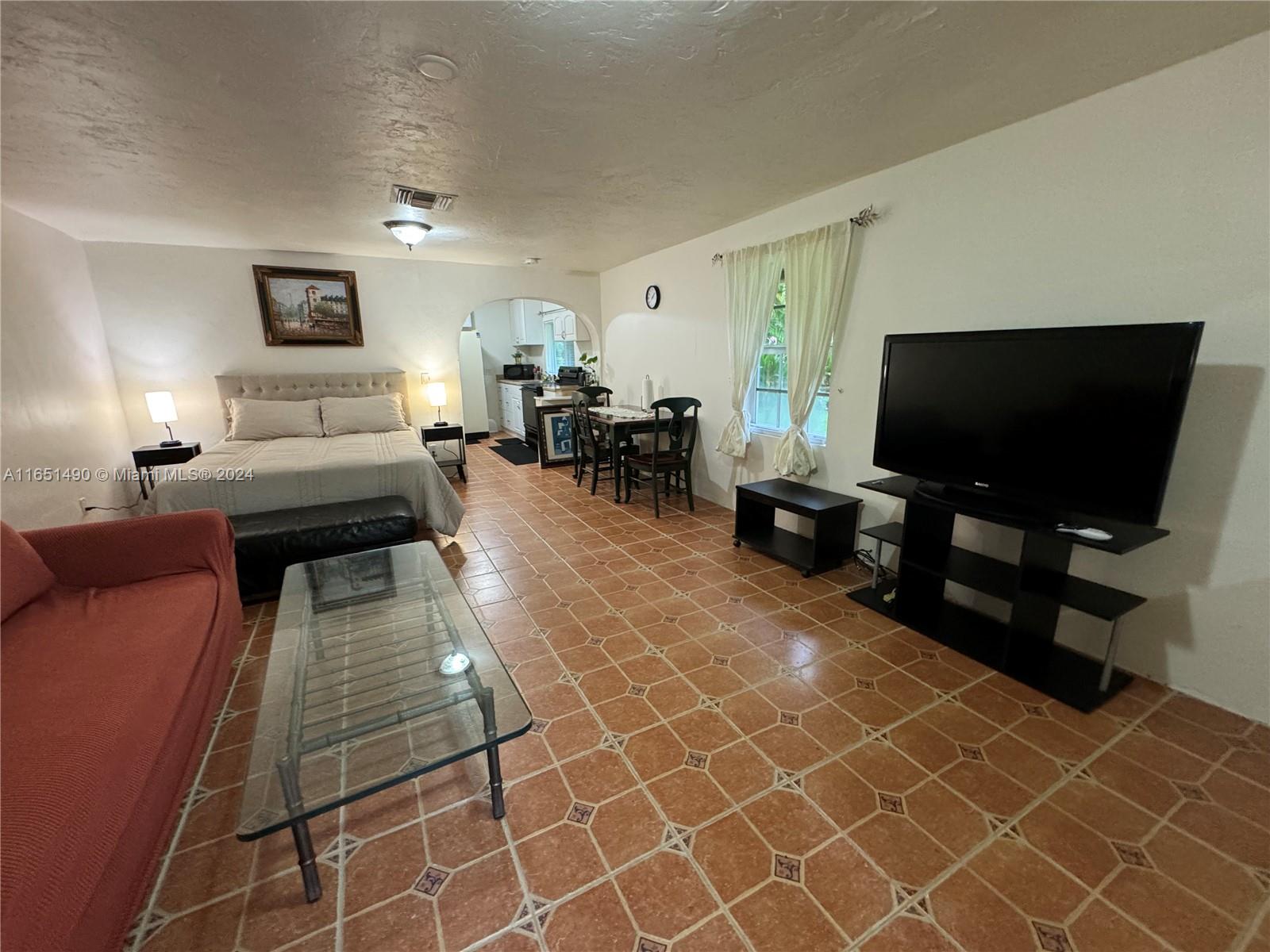271 NE 154th St Unit: Guest