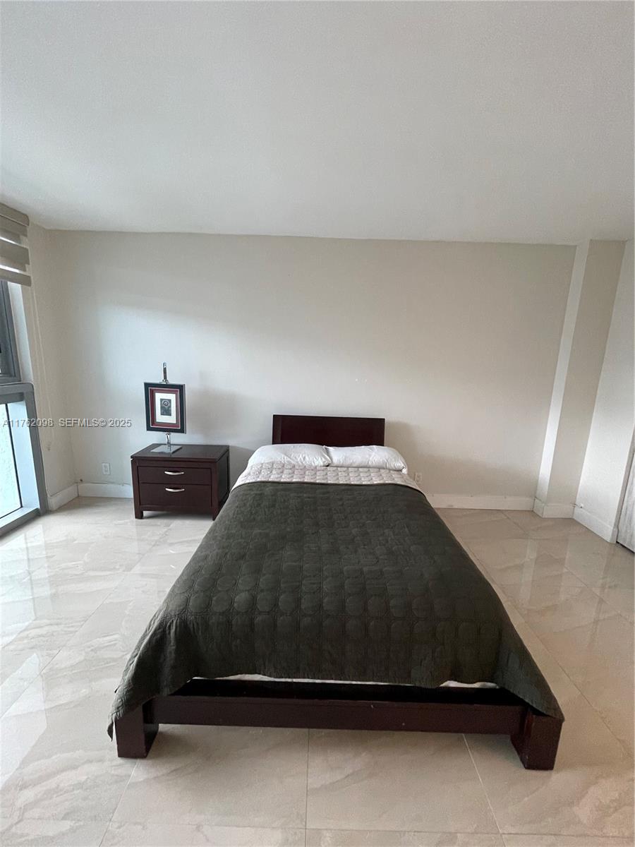 2655 Collins Ave # 1906