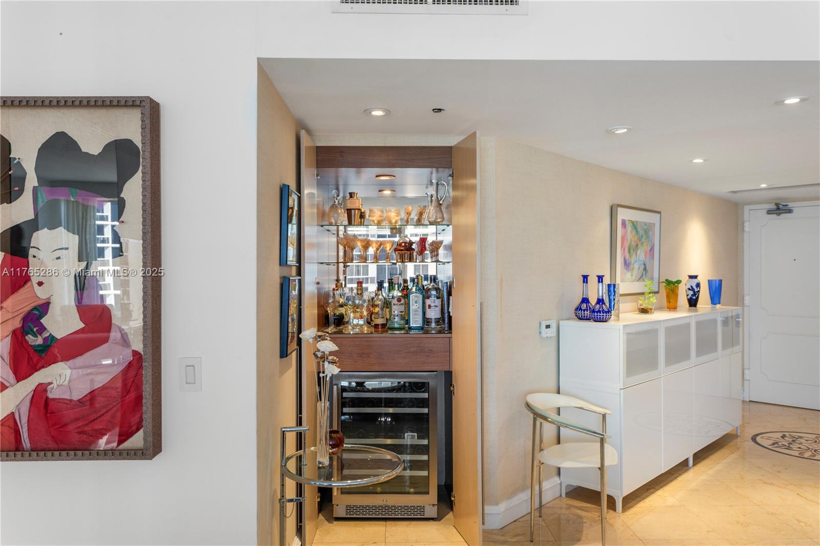 4775 Collins Ave # 2101