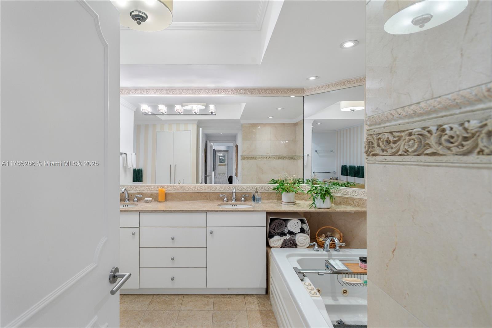 4775 Collins Ave # 2101