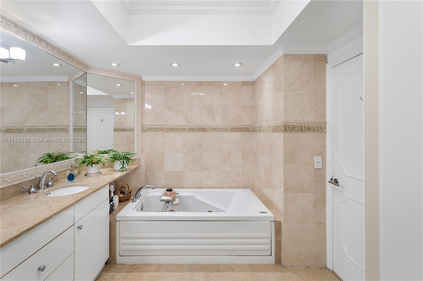 4775 Collins Ave # 2101